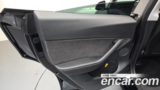 Tesla Model Y — Фото автомобиля 22