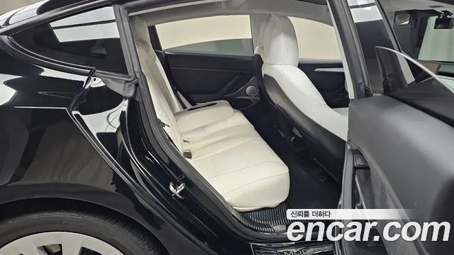 Tesla Model 3 — Фото автомобиля 17