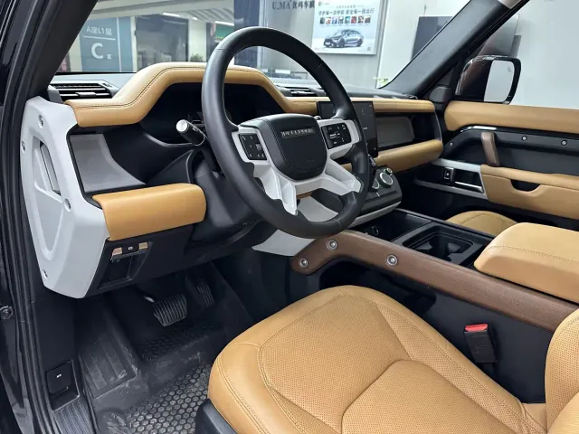 Land Rover Defender — Фото автомобиля 12