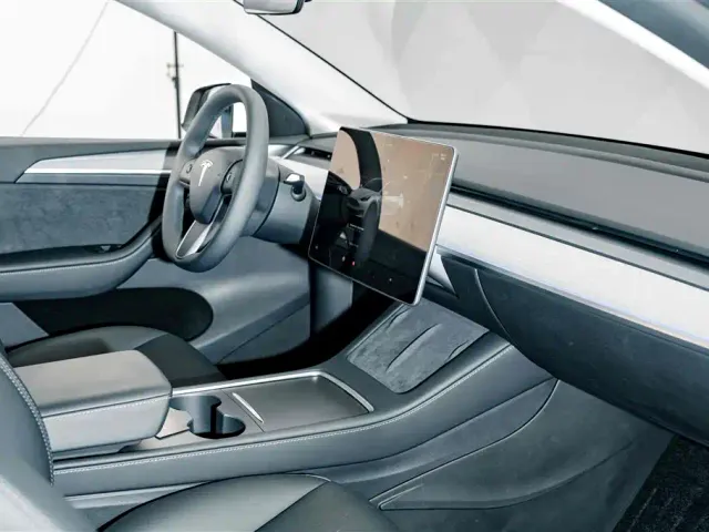 Tesla Model Y — Фото автомобиля 17