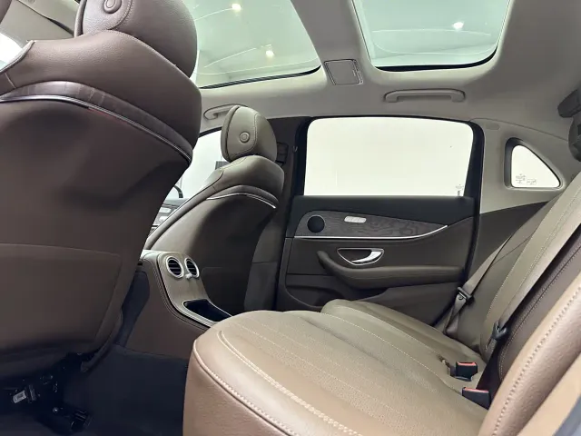 Mercedes-Benz E-Class — Фото автомобиля 14