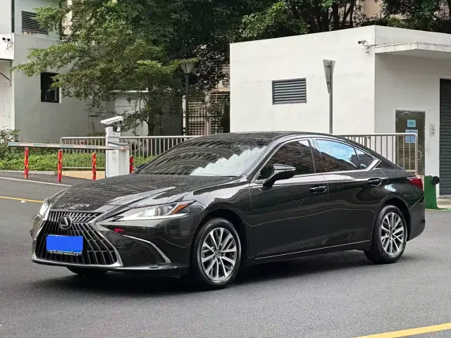 Фотография автомобиля — Lexus ES