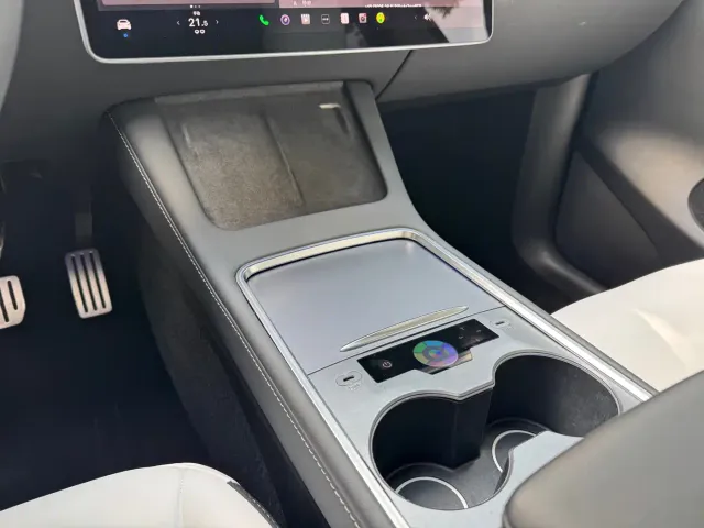 Tesla Model Y — Фото автомобиля 12