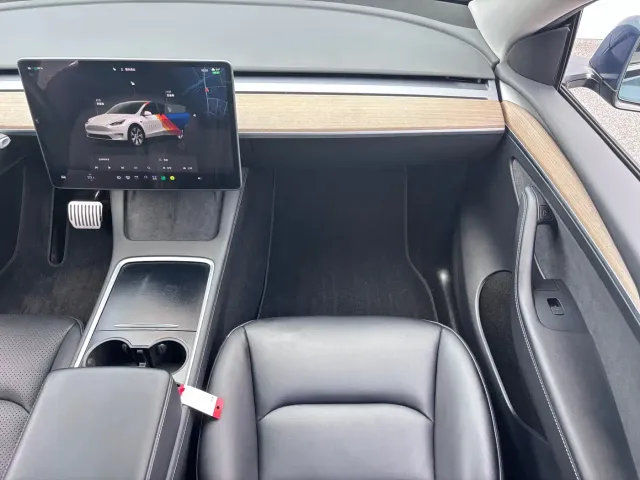 Tesla Model Y — Фото автомобиля 15