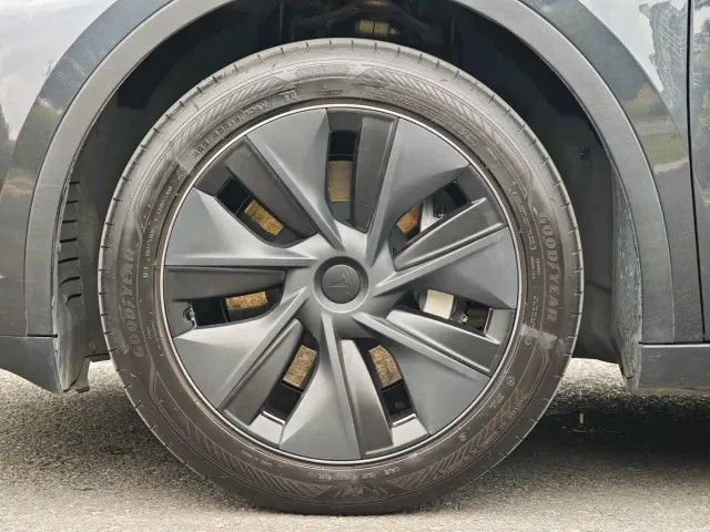 Tesla Model Y — Фото автомобиля 8