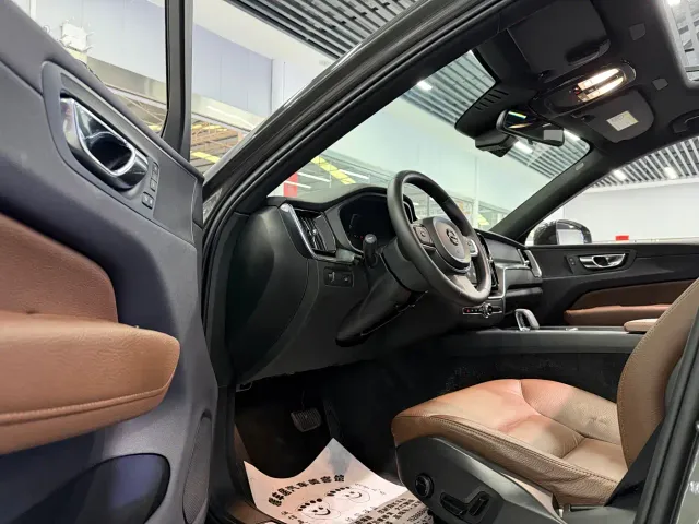 Volvo XC60 — Фото автомобиля 3
