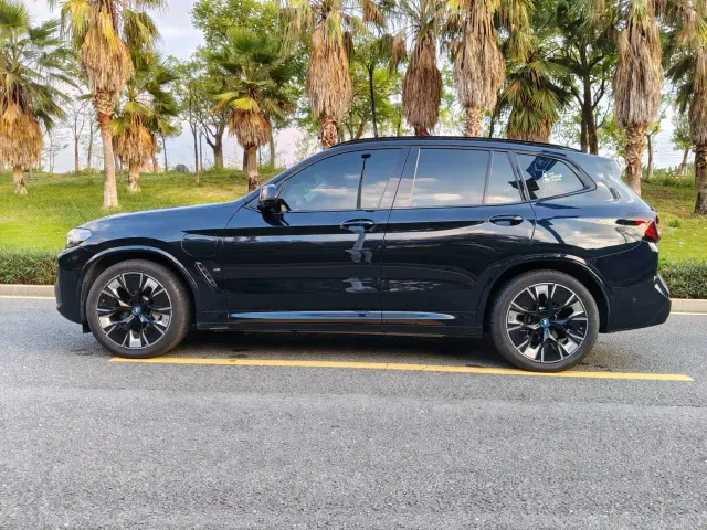 BMW iX3 — Фото автомобиля 4