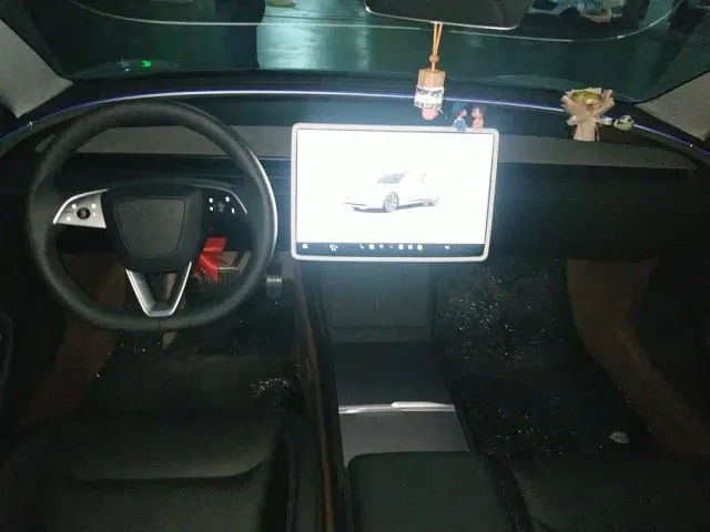 Tesla Model 3 — Фото автомобиля 12