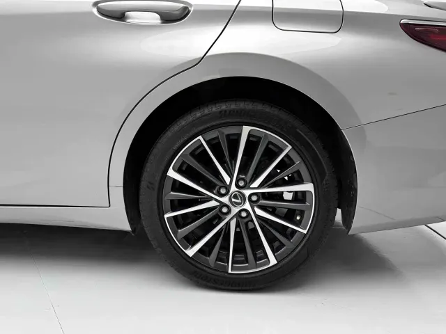 Lexus ES — Фото автомобиля 7