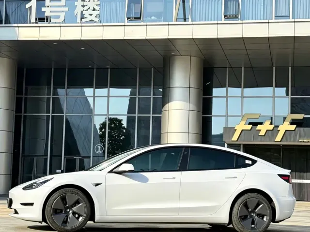 Tesla Model 3 — Фото автомобиля 6