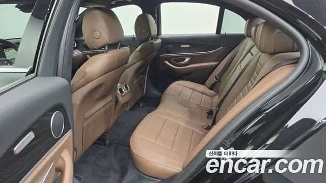Mercedes-Benz E-Class — Фото автомобиля 11