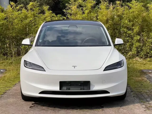 Tesla Model 3 — Фото автомобиля 2