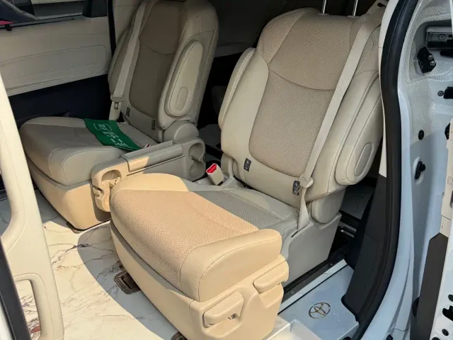 Toyota Sienna — Фото автомобиля 5