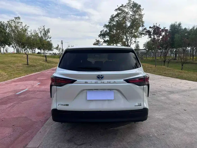 Toyota Sienna — Фото автомобиля 11