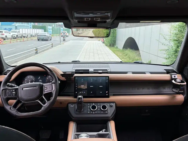 Land Rover Defender — Фото автомобиля 7