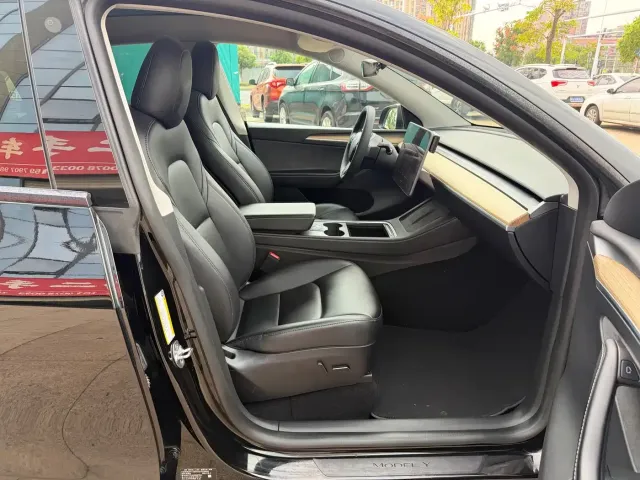 Tesla Model Y — Фото автомобиля 13