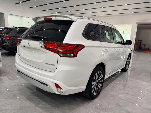 Mitsubishi Outlander — Фото автомобиля 6