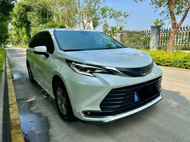 Toyota Sienna — Фото автомобиля 3