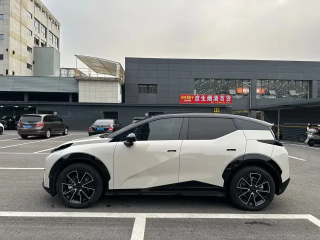 ZEEKR Zeekr X 2025 Four-Seat Rear-Wheel Drive Magic Cube Edition — Фото автомобиля 4