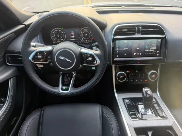 Jaguar XEL — Фото автомобиля 10
