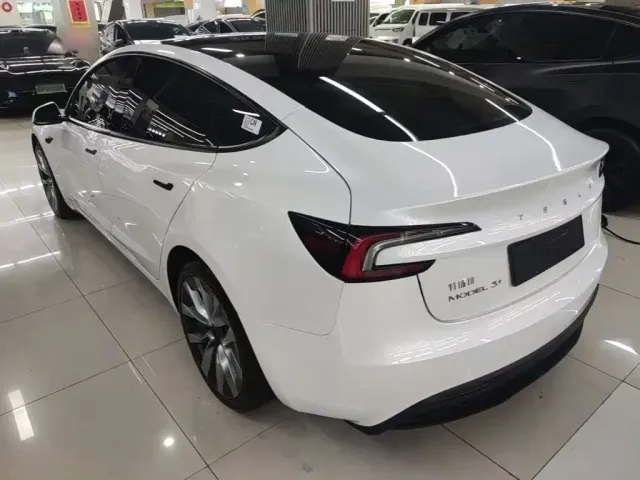 Tesla Model 3 — Фото автомобиля 4