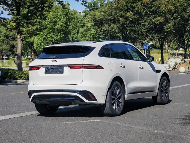 Jaguar F-Pace — Фото автомобиля 5