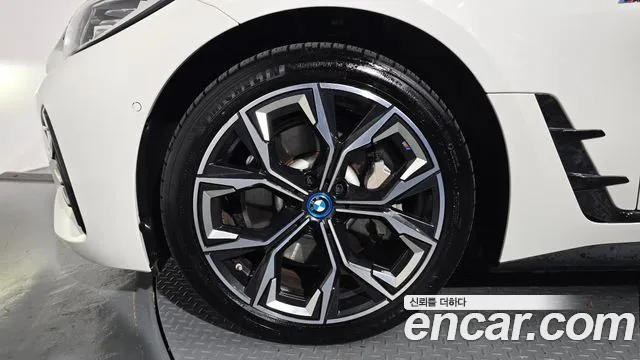 BMW i4 — Фото автомобиля 5