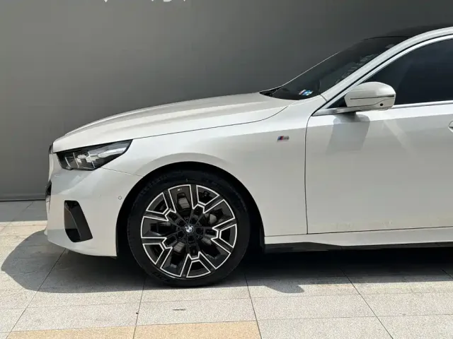 BMW 5 Series — Фото автомобиля 5