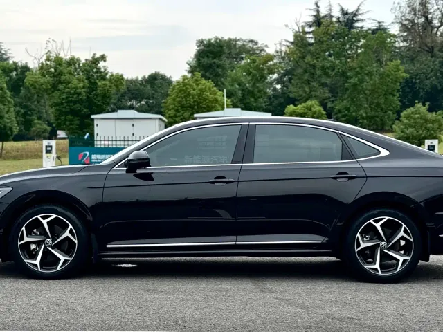 Volkswagen Passat — Фото автомобиля 7
