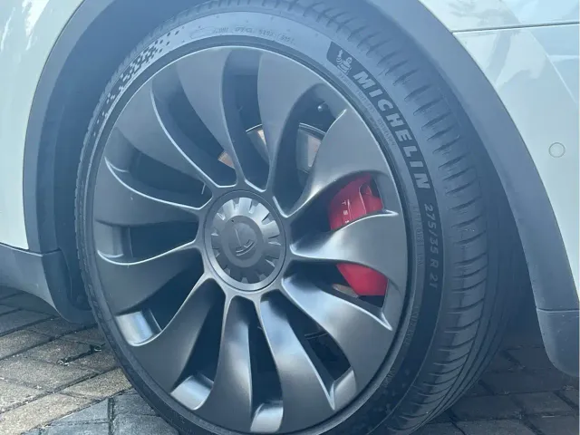 Tesla Model Y — Фото автомобиля 5