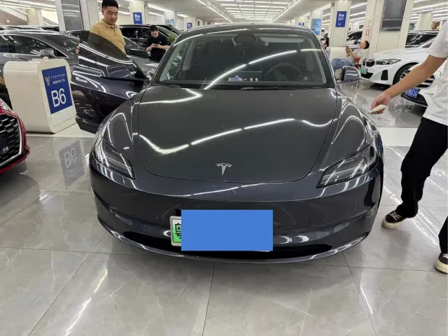 Tesla Model 3 — Фото автомобиля 2
