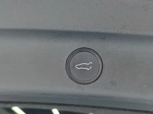 Tesla Model Y — Фото автомобиля 24