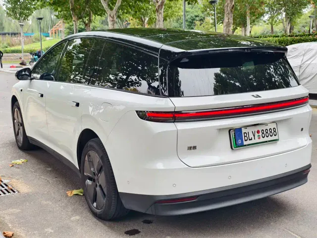 Li Auto i8 — Фото автомобиля 14