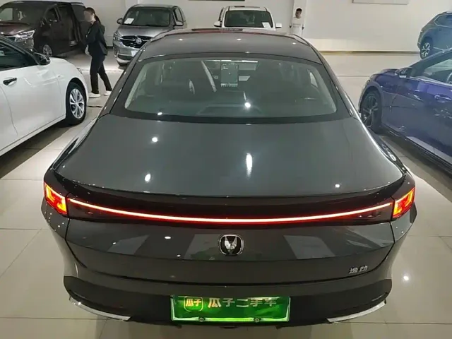 Changan Eado PHEV — Фото автомобиля 5