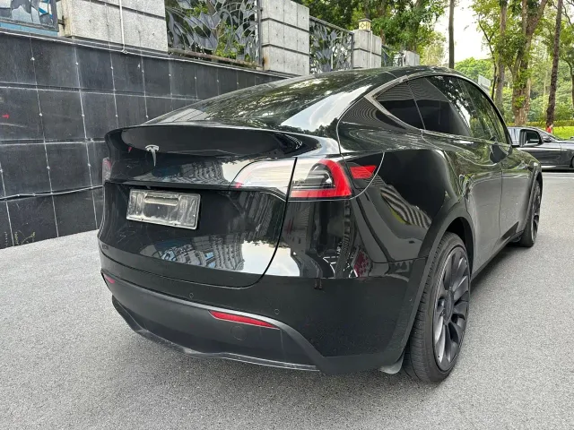 Tesla Model Y — Фото автомобиля 16