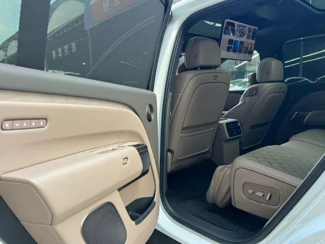 Li Auto L8 — Фото автомобиля 11