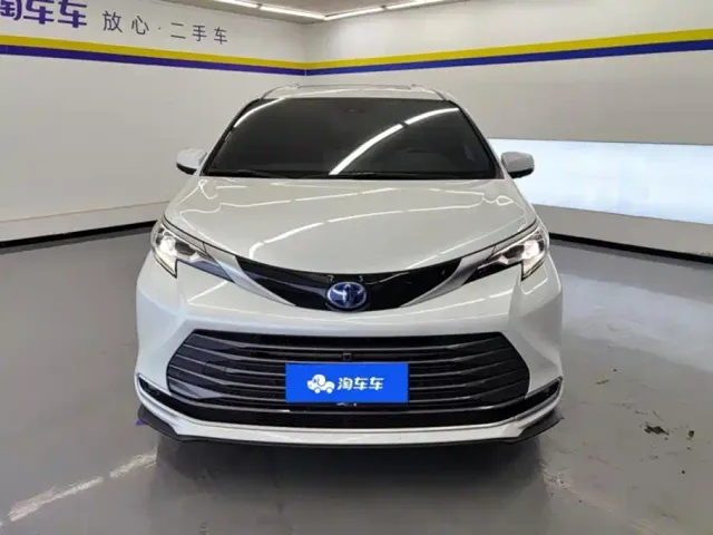 Toyota Sienna — Фото автомобиля 2