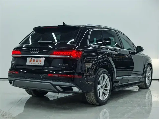 Audi Q7 — Фото автомобиля 4