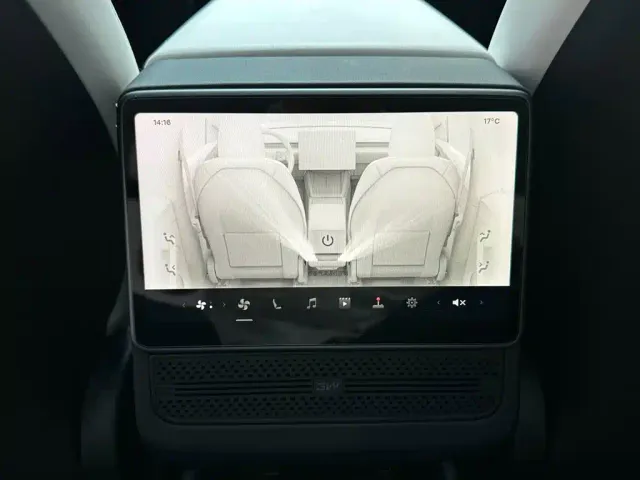 Tesla Model Y — Фото автомобиля 16