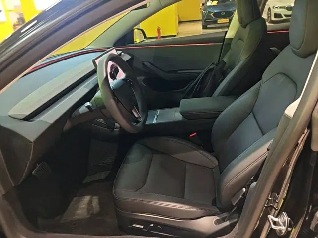 Tesla Model 3 — Фото автомобиля 14