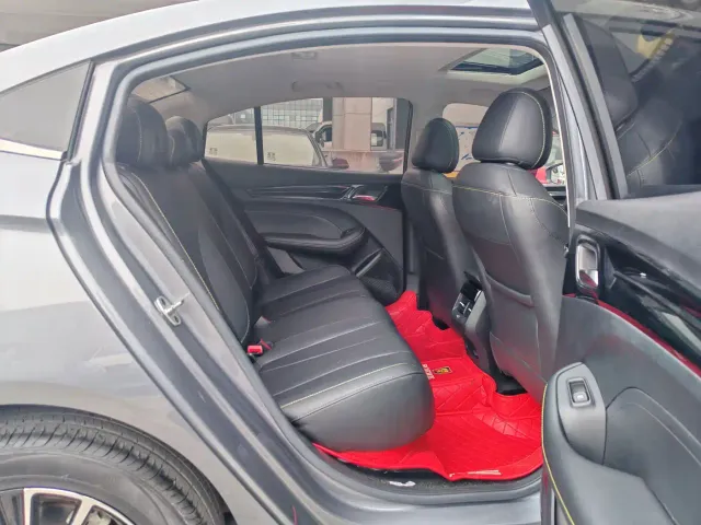 Roewe Roewe i5 2021 1.5L CVT Diamond Edition — Фото автомобиля 12