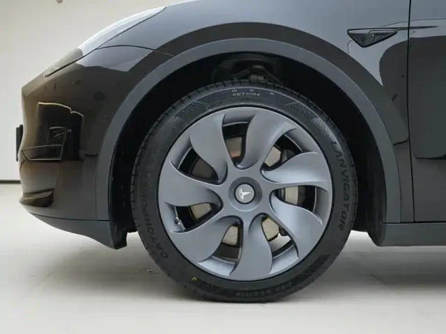 Tesla Model Y — Фото автомобиля 13