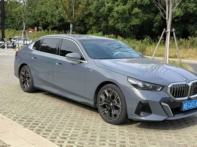 BMW 5 Series — Фото автомобиля 3