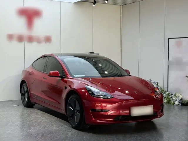 Tesla Model 3 — Фото автомобиля 3
