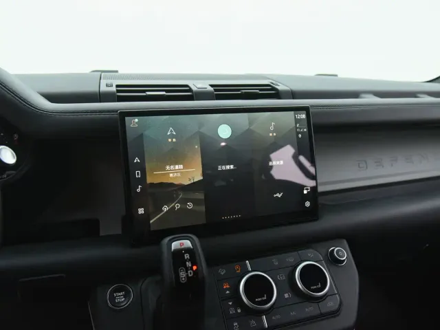 Land Rover Defender — Фото автомобиля 12