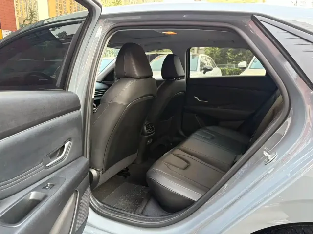 Hyundai Elantra 2022 1.5L CVT LUX Premium Edition — Фото автомобиля 5