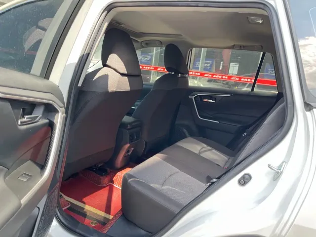 Toyota RAV4 — Фото автомобиля 8