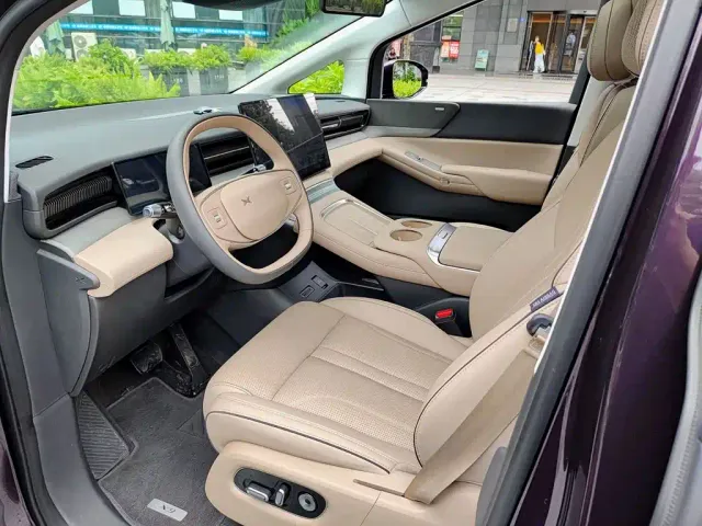 Xpeng X9 — Фото автомобиля 7
