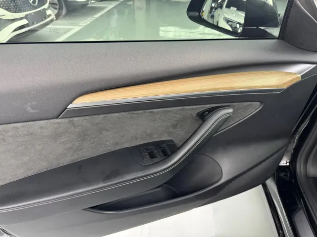 Tesla Model 3 — Фото автомобиля 4