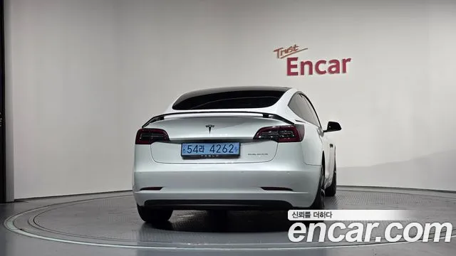 Tesla Model 3 — Фото автомобиля 3